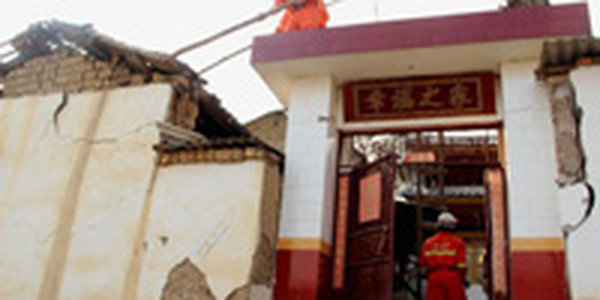 Землетрясение в Китае разрушило десятки домов