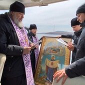 Морскую акваторию Владивостока обошли с молитвой об избавлении от короновируса