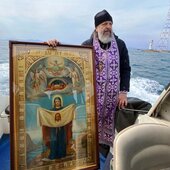Морскую акваторию Владивостока обошли с молитвой об избавлении от короновируса