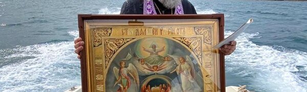 Морскую акваторию Владивостока обошли с молитвой об избавлении от короновируса