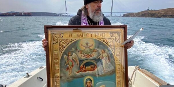 Морскую акваторию Владивостока обошли с молитвой об избавлении от короновируса
