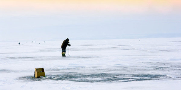 Из-за потепления в Приморье выход на лед для рыбаков стал опасным