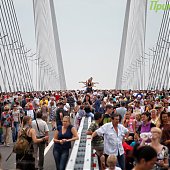 Владивосток погулял по долгожданному мосту