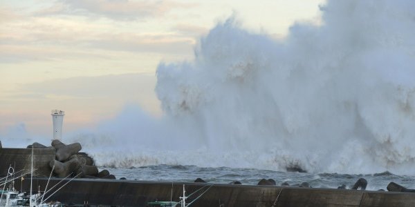 Тайфун «Дельфин» ослаб по пути к Японии