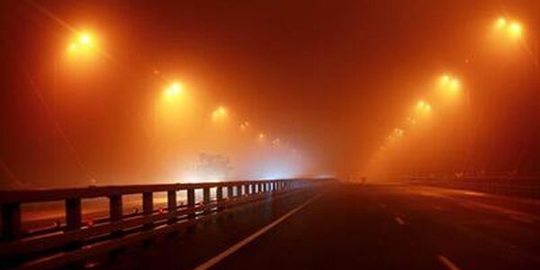 Густой туман, спутник весны, пришел во Владивосток