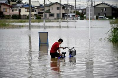 На северо-востоке Японии под водой оказались тысячи домов (ВИДЕО)