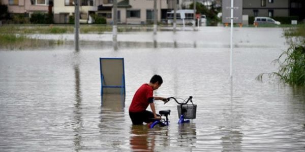 На северо-востоке Японии под водой оказались тысячи домов (ВИДЕО)