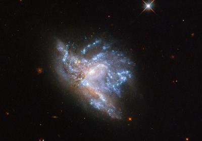 Телескоп «Хаббл» показал слияние двух галактик (ФОТО)