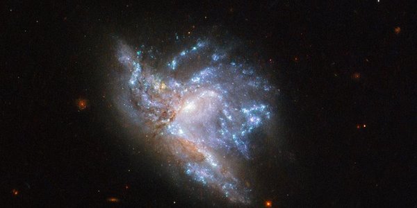 Телескоп «Хаббл» показал слияние двух галактик (ФОТО)