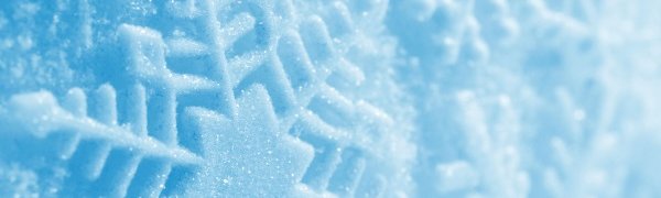 В Челябинске выпал голубой снег