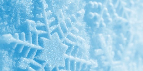 В Челябинске выпал голубой снег