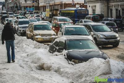 Очередной снегопад блокировал дороги Владивостока