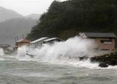 Мощный тайфун MELOR продолжает свои разрушения