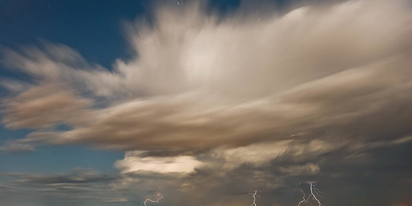 На пляже Лос-Анджелеса молния убила одного человека