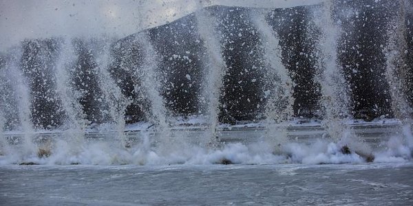 Приморские спасатели взрывают лёд на реках