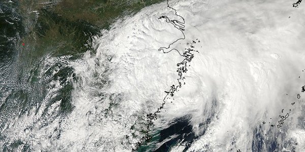 К южным районам Японии приближается тайфун «Фонг-Вонг»