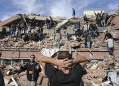 Землетрясение в Турции унесло жизни людей