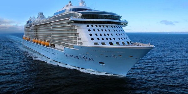 В порт Владивостока зашёл крупнейший в истории России круизный лайнер