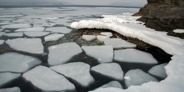 Из-за сильного ветра в заливах Приморья ожидается отрыв и подвижка льда 