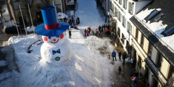 В Баварии слепили гигантского снеговика