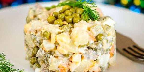 Диетологи рассказали, как сделать салат оливье полезным