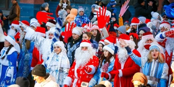 Во Владивостоке впервые прошло шествие Дедов Морозов