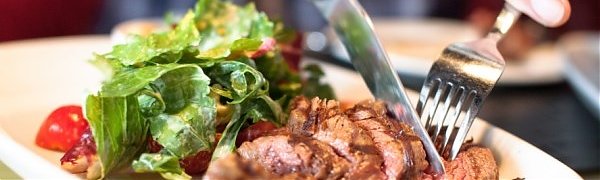 Красное мясо следует есть только вместе с салатом