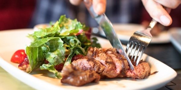 Красное мясо следует есть только вместе с салатом