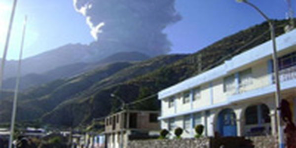 На юго-западе Перу активизировался вулкан Убинас