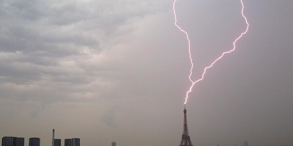 В Эйфелеву башню ударила молния