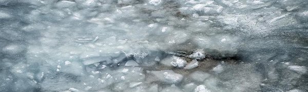 В бухтах Владивостока начал таять лёд