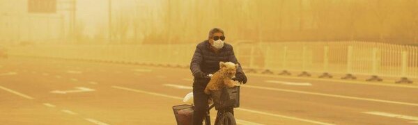 Самая сильная песчаная буря за десятилетие обрушилась на Пекин (ФОТО)