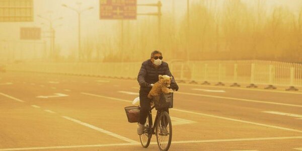 Самая сильная песчаная буря за десятилетие обрушилась на Пекин (ФОТО)