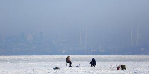 Внимание рыбаков-любителей! В районе Спортивной гавани появилась живая трещина, ее опасно переходить