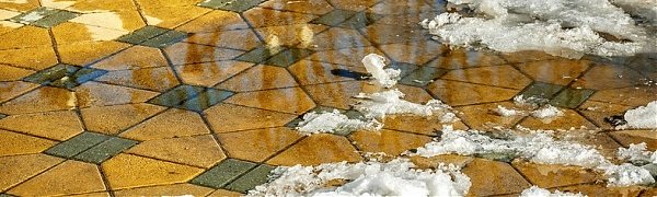 Учёные выяснили, какая тротуарная плитка самая скользкая