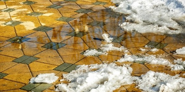 Учёные выяснили, какая тротуарная плитка самая скользкая