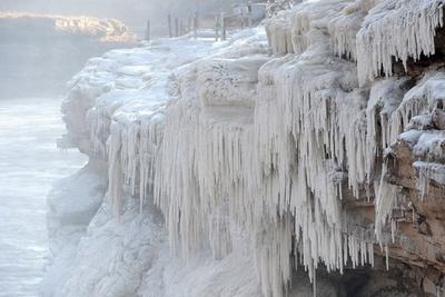 Китайский водопад Хукоу превратился в ледяную скульптуру