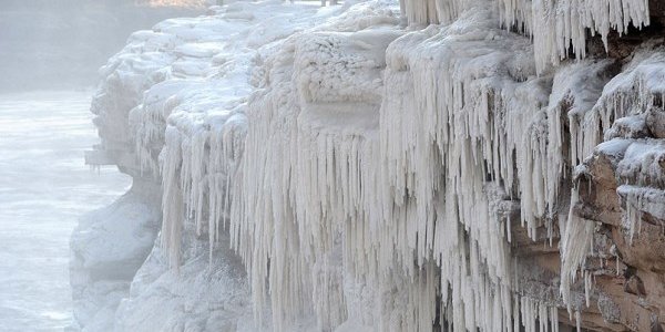 Китайский водопад Хукоу превратился в ледяную скульптуру