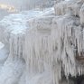 Китайский водопад Хукоу превратился в ледяную скульптуру