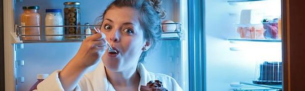 Учёные рассказали, почему мы любим есть по ночам