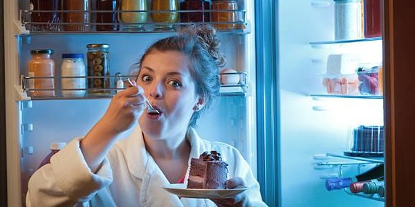 Учёные рассказали, почему мы любим есть по ночам