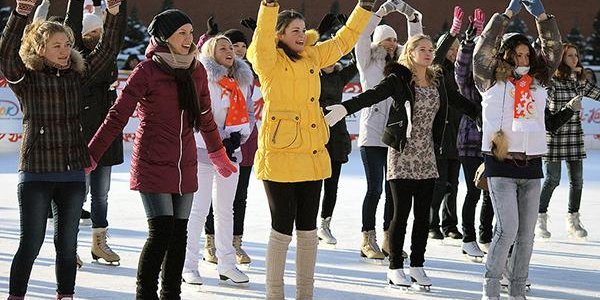 Бесплатные мастер-классы по катанию на коньках проходят во Владивостоке