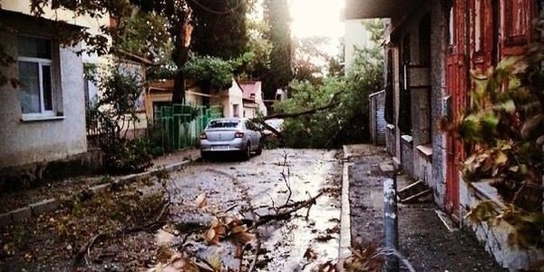 Мощный ураган обрушился на юг России