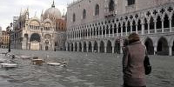 Жители Венеции встречают Рождество по колено в воде