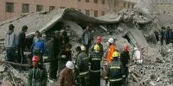 Число жертв разрушительного землетрясения в Китае достигает 589 человек 