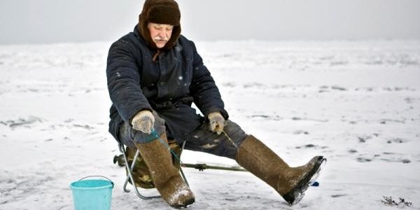 Внимание: рыбакам-любителям при выходе на лёд необходимо соблюдать осторожность!