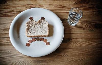 ВЦИОМ: у 29 % россиян хватает денег лишь на еду