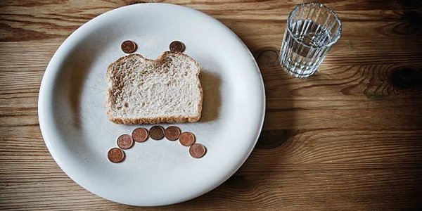 ВЦИОМ: у 29 % россиян хватает денег лишь на еду