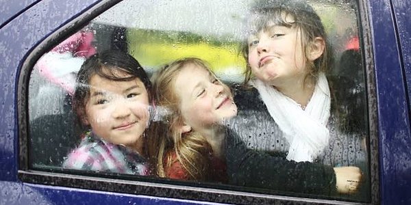 Детей до 7 лет запретили оставлять в машинах без взрослых