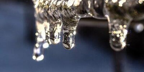 Физики выяснили причины скользкости льда